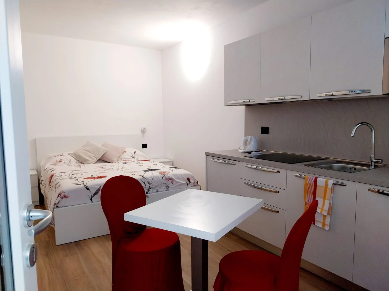 Mimosa studio with double bed, dining table and kitchen