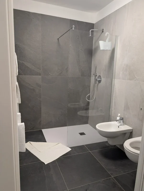 Oleandro step-free shower area
