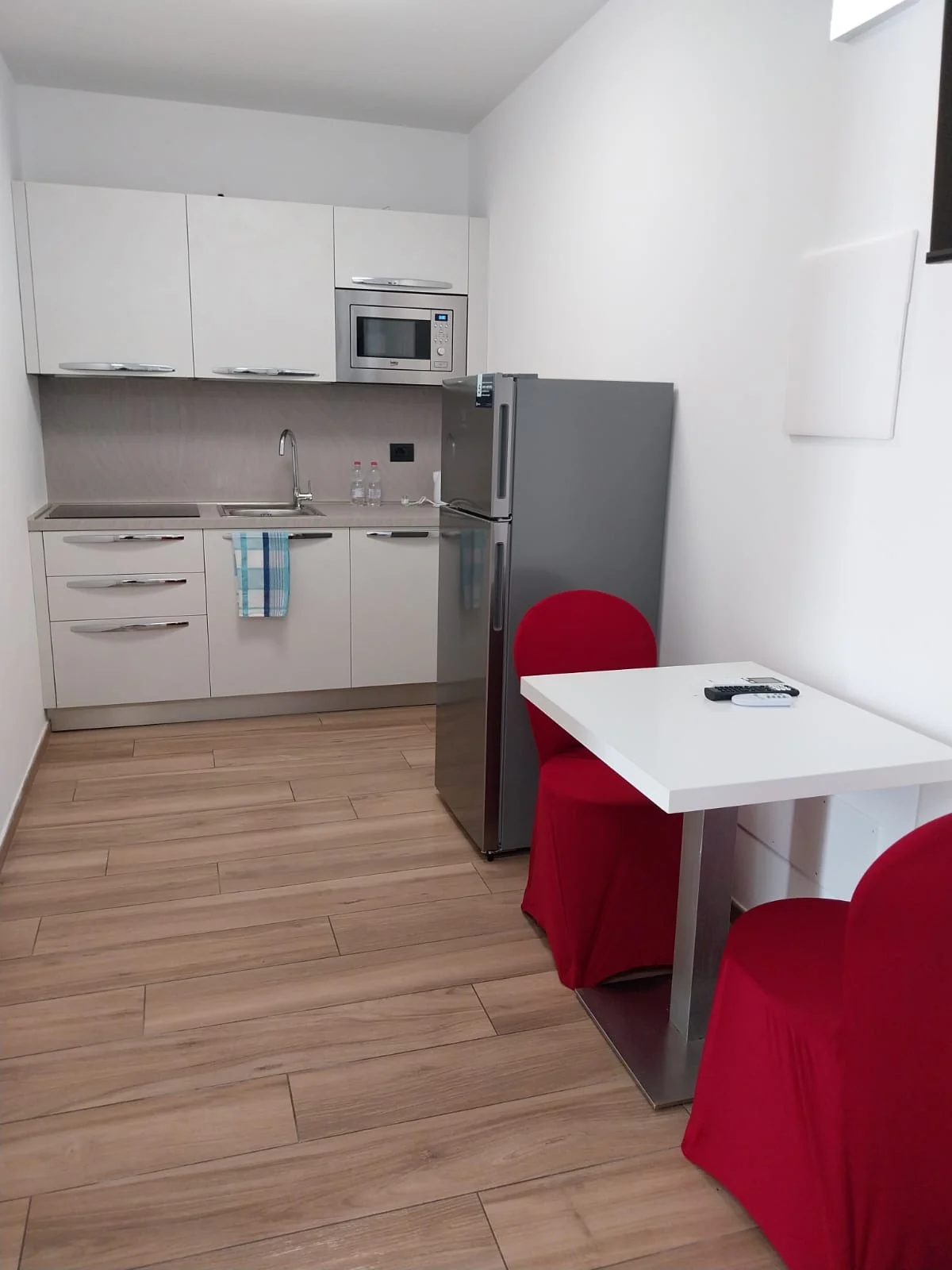 Oleandro equipped kitchen and dining table