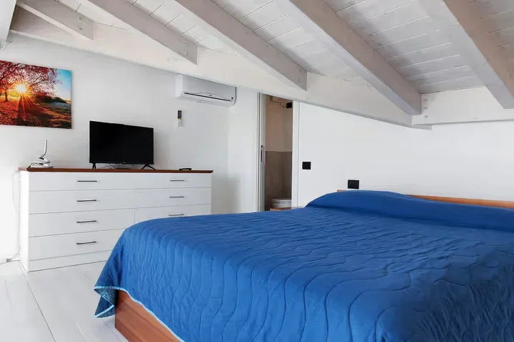 Camelia upper-level double bedroom