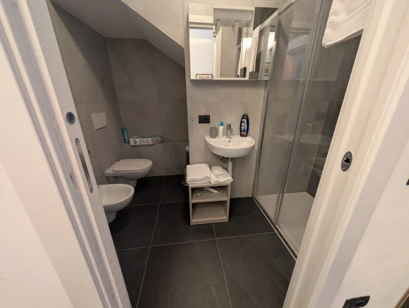 Camera 7 private bathroom